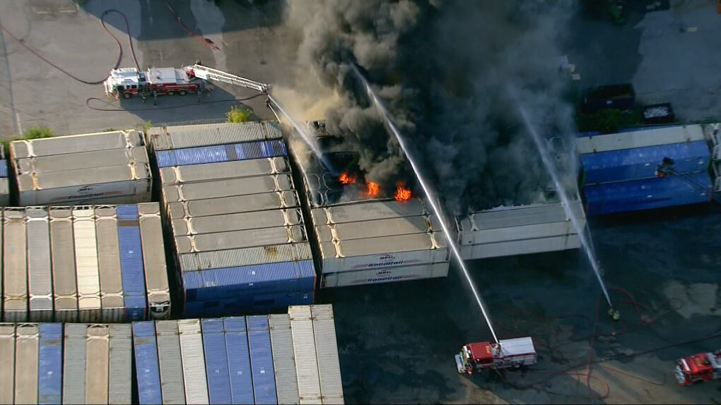 Container On Fire മിസ്സിസാഗയിൽ ഷിപ്പിങ് കണ്ടെയ്നറുകൾക്ക് തീപിടിച്ചു - MC News Canada